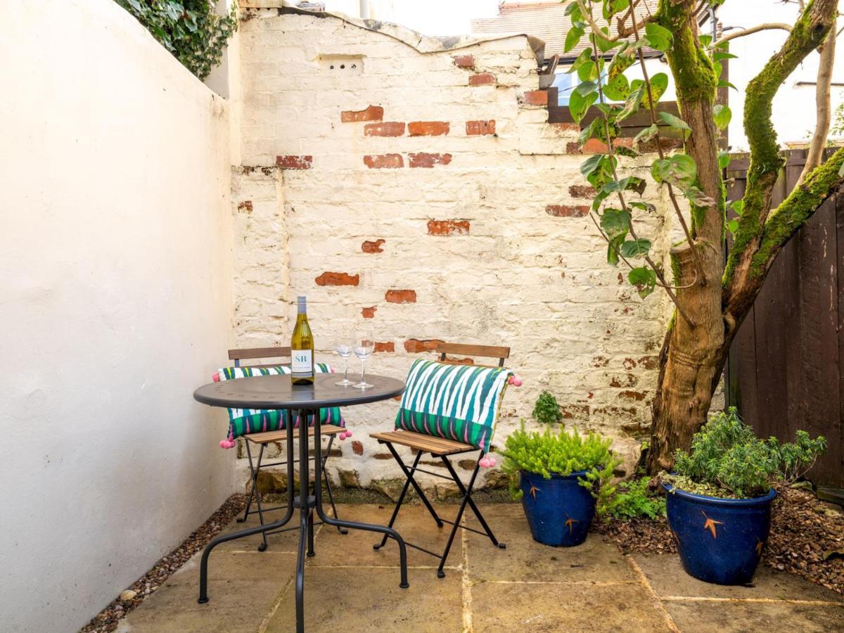 Quarry Cottage Courtyard Garden Pass The Keys Cirencester Bagian luar foto