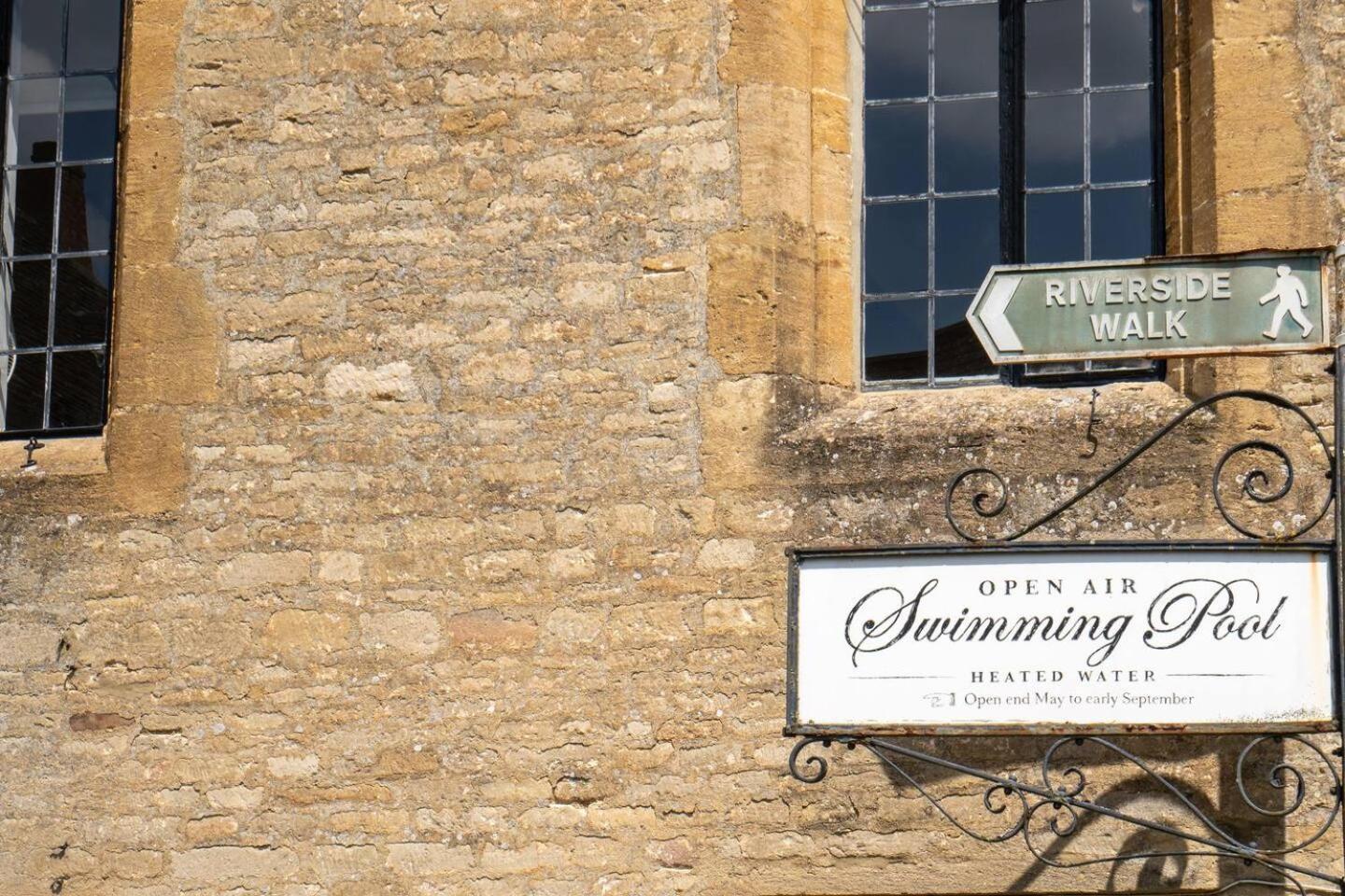 Quarry Cottage Courtyard Garden Pass The Keys Cirencester Bagian luar foto